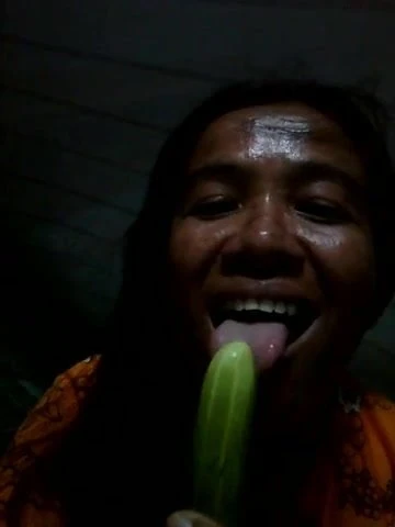 Mai Thailand girlfriend another cucumber blowjob