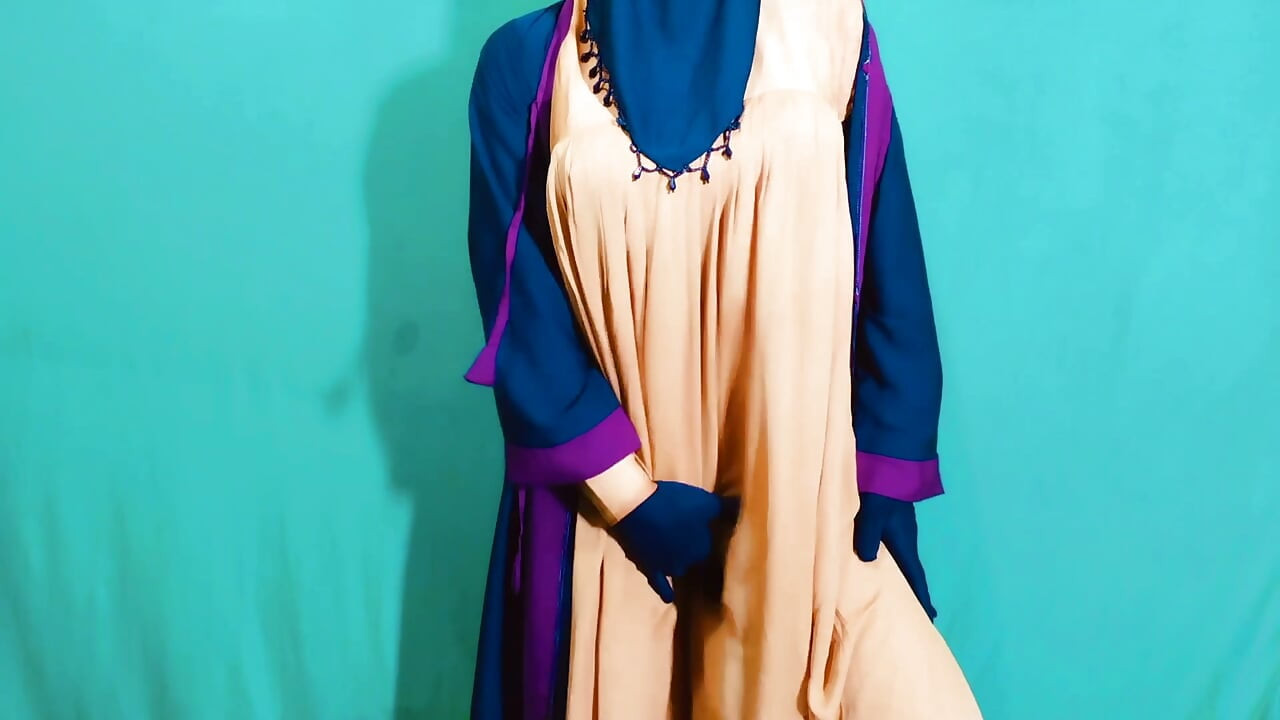 Hermosa mujer musulmana india con hiyab masturbándose