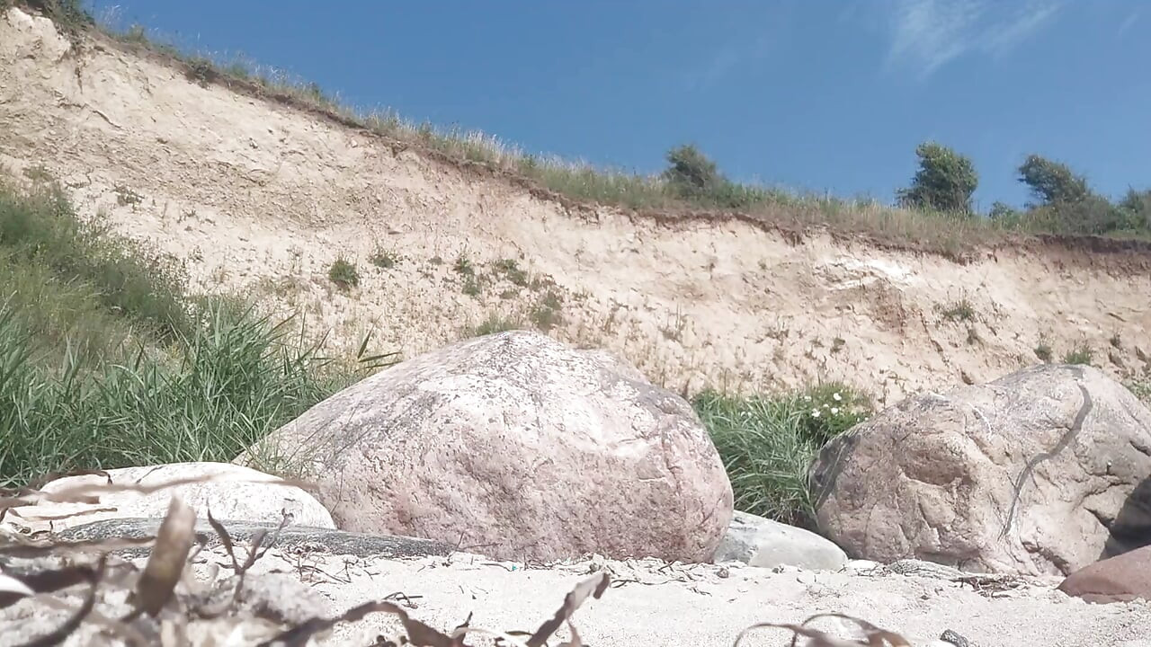 Geile jongen kleine lul anale dildo op het strand