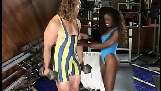 Seksi Monique beyaz yarakla sikiliyor ve dölleniyor