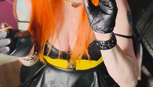 Rothaarige Tina Snua raucht 2 Zigaretten zur zeit mit einem Lederkleid und handschuhen