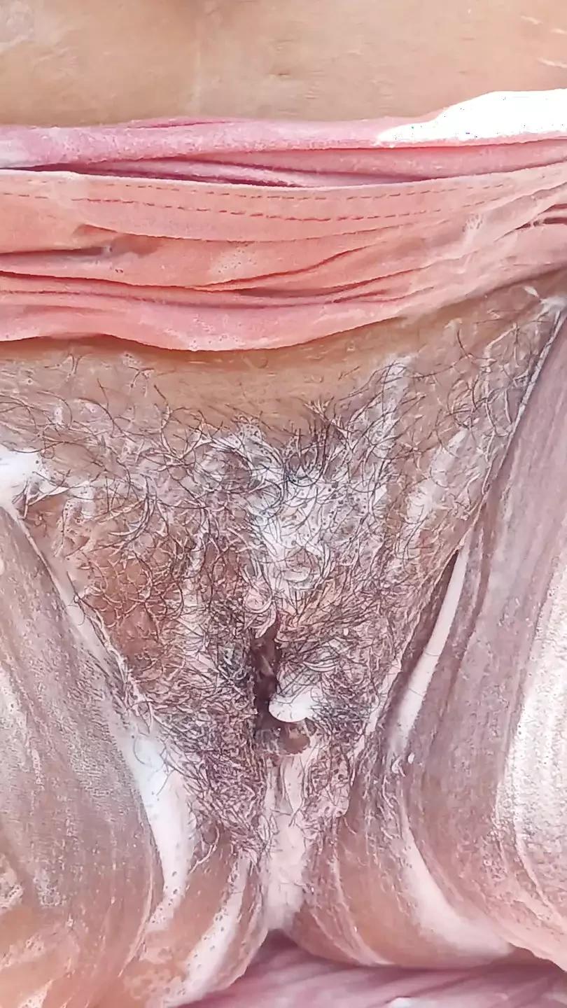 Seema si kakak ipar india lagi asik mandi di luar ruangan – bugil