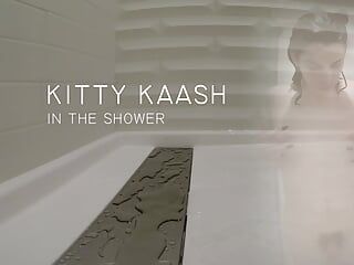 Kitty Kaash in der dusche