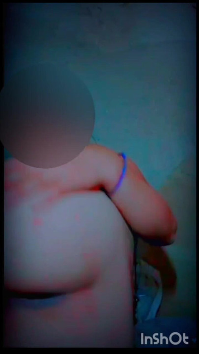 Hari ini, saya bertemu dengan pelanggan baru saya dan menanggalkan seluar jeans dan seluarnya untuk melihat kehangatan pepeknya. | Klip 1