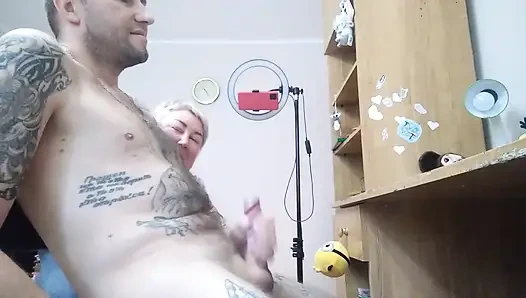 Erwischte mich beim wichsen und half mir beim abspritzen