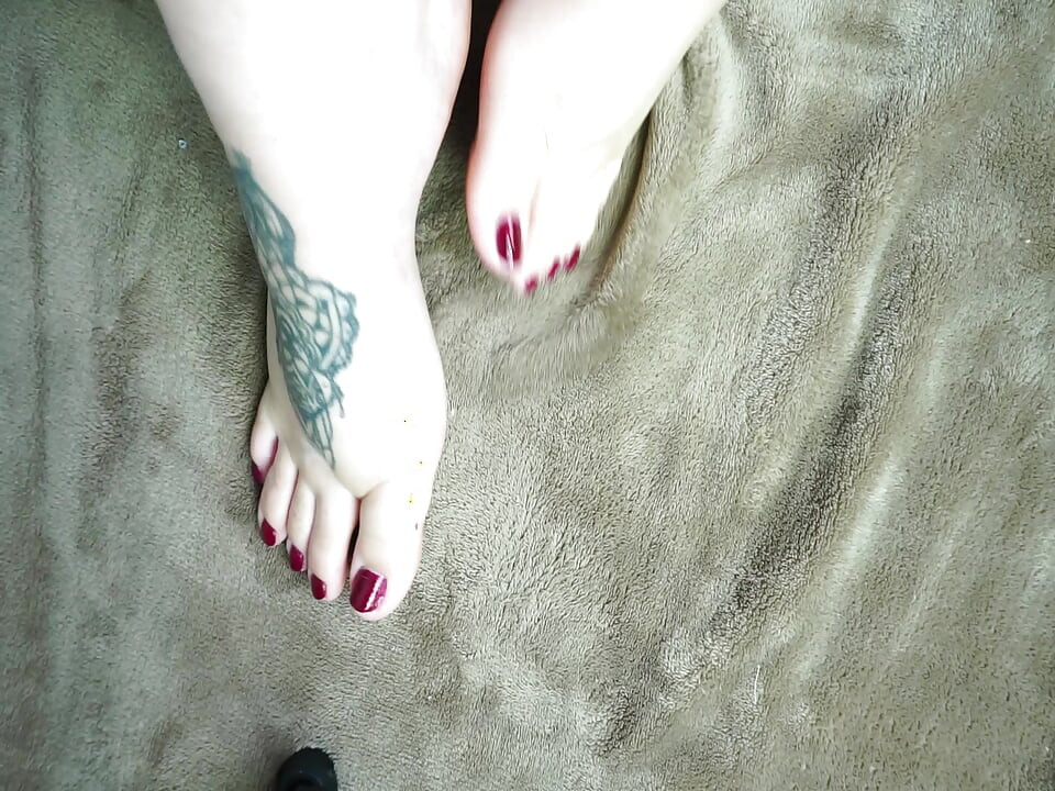 Daytona Hale Shows Off Her Sexy BBW Feet