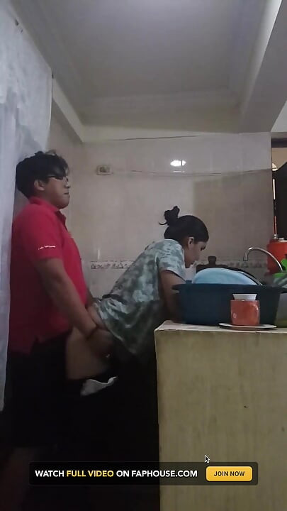 En la cocina con mi empleado follando