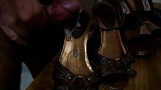 Sapato de sandália dourada