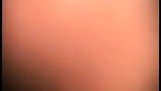 Kamu ketemu sama wanita seksi di pesta dan mengundangnya untuk bersenang-senang!