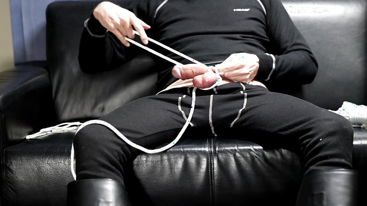 Ayah lagi asik muasin pantat bahenolnya pakai sepatu boot polisi