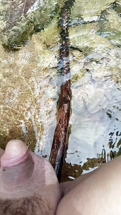 Majka Zemlja pruža. Guzica koja jede
