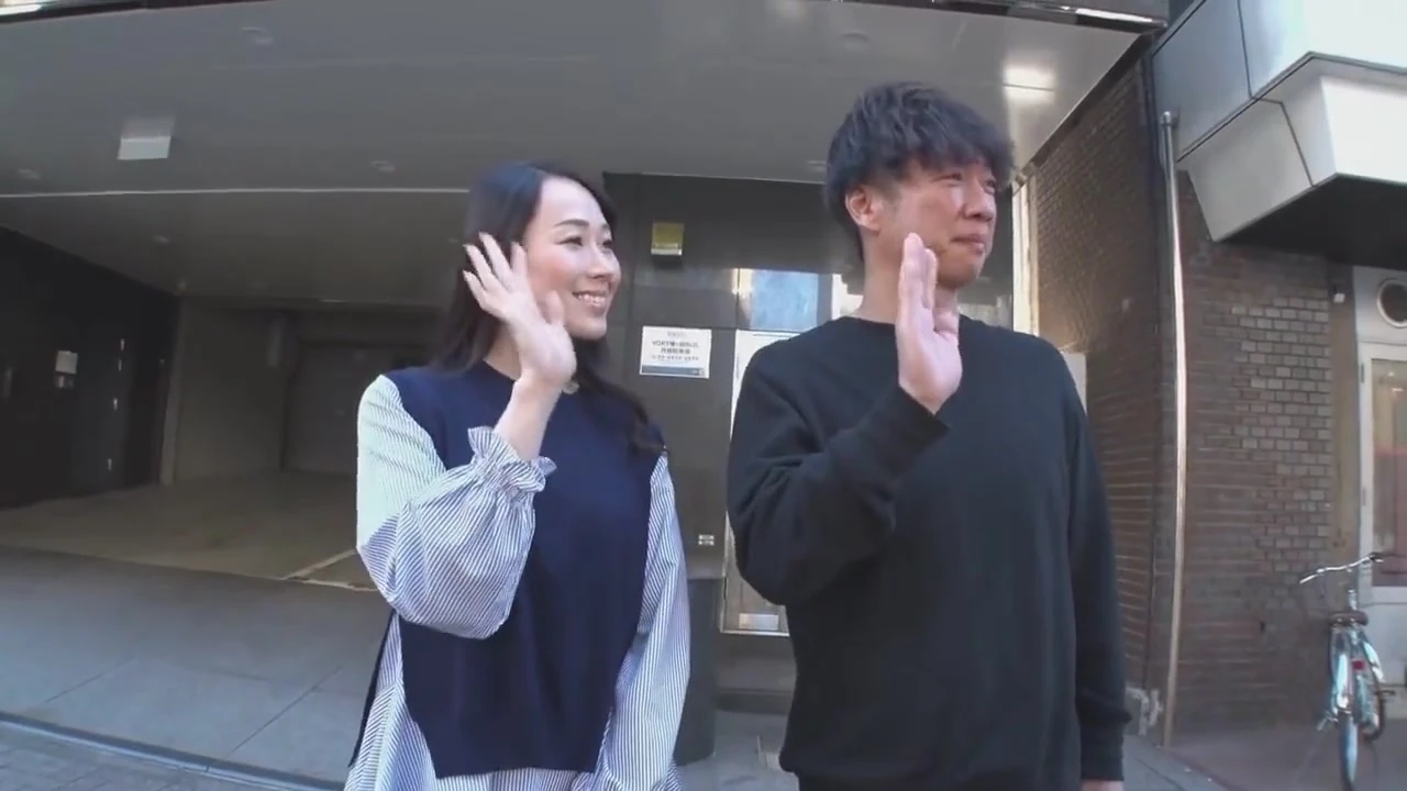 Mina Sakura Seductive Pussy Flash From the Sexy Neighbor Wife