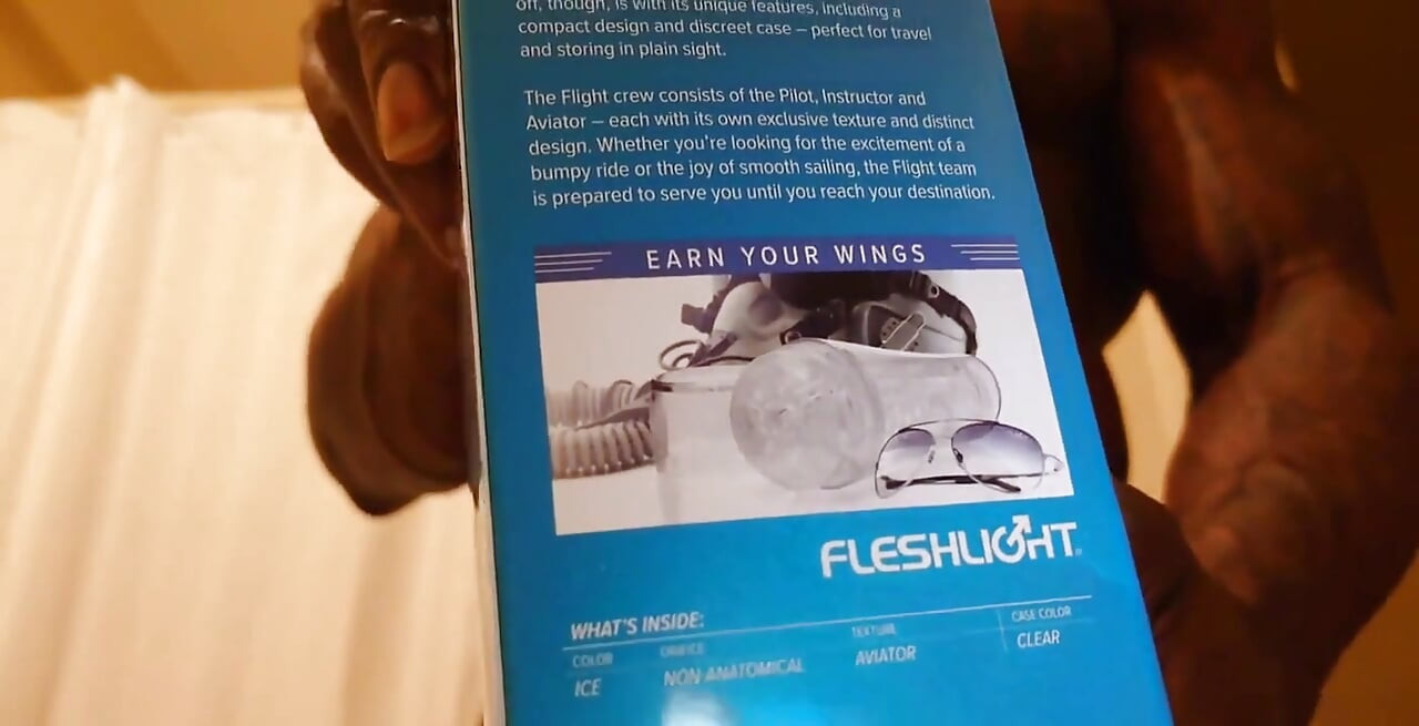 Hallelujah Johnson onanerer med New Aviator Fleshlight