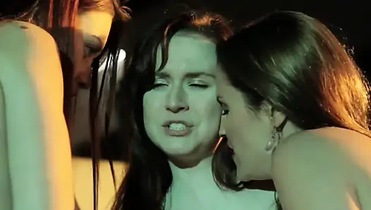 Üç lezbiyen birbirlerinin tadını tutkuyla eğliyor