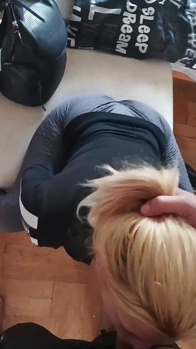 Todellinen kotitekoinen vaimon treeni ja ison kullin imeminen polvillaan sperma suuhun