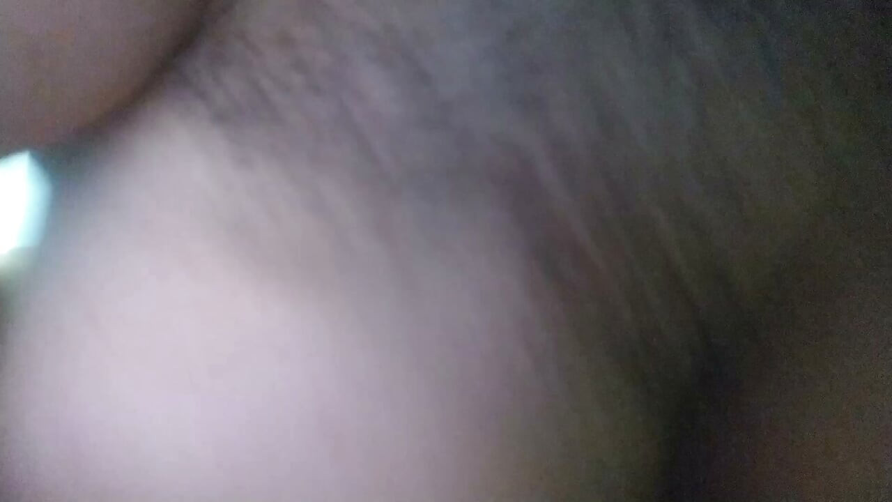 Me cogí a la puta caliente en el hotel, le rompí el coño y después el cornudo también se la cogió y probó mi leche