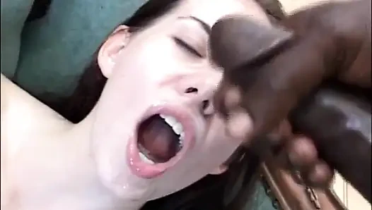 Черный член в тройничке в сексуальной белой миниатюрной... трах двойным проникновением в задницу