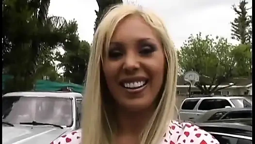 Erkek ve kadın porno yıldızları kamera arkası film hakkında konuşuyor