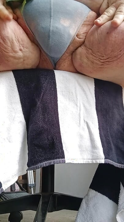 Am frühen morgen veranda-tanga.  Fetter typ klatscht seine nüsse und zeigt arsch