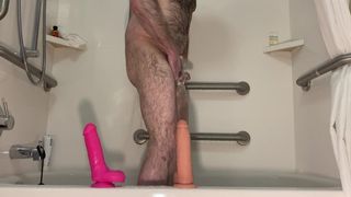 Frotar en la ducha antes de ser follado con un juguete