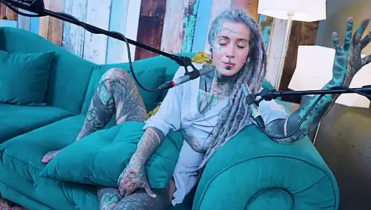 H hakkında konuşuyorum - mutluluk - asmr podcast sfw konuşuyor gotik sıska kız dreadlocks dövmeli model dövmeli kız