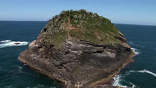 Memek basah gadis manis berurat terbuka lebar untuk hal-hal keras yang megah itu