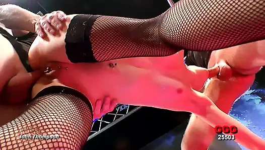 Fishnet brunette mengangkang untuk lapar