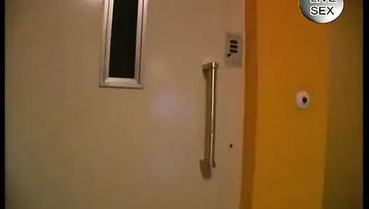 Büyük memeli esmer oral seks yapmadan önce amını parmaklıyor