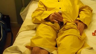 Wypełnianie prezerwatywy w żółtym płaszczu przeciwdeszczowym