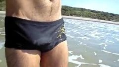 Masturbándose junto al mar