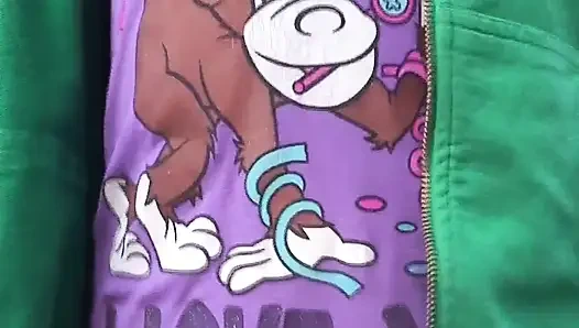 Heiße brünette wird von älterem typen im freien ausgefressen und gefingert