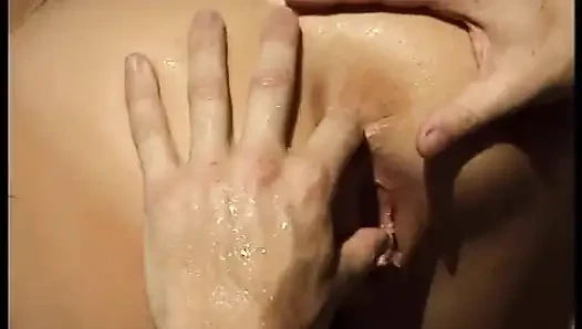 Şanslı adam sert yarağını iki hatuna emdiriyor