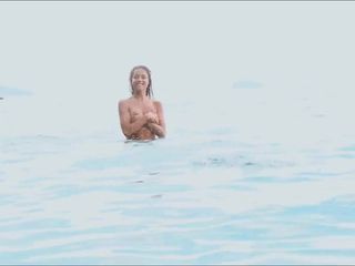 Elke Salverda: fată sexy fără sutien - amfibie