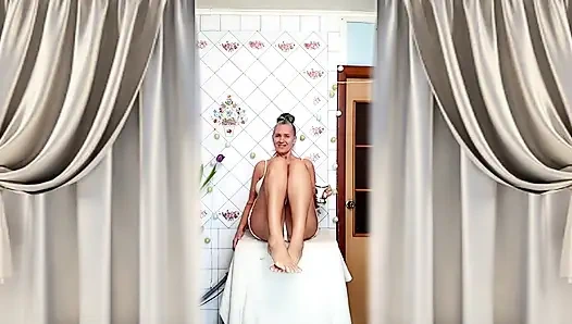 Горячая зрелая домохозяйка Lukerya в белом танке топе и шортах соблазняет и мастурбирует на стиральную машину