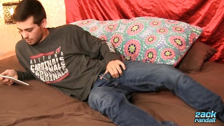 ZackRandall Caleb Grey miluje njegov dlakavi kurac dok gleda seksi britanskog dečka