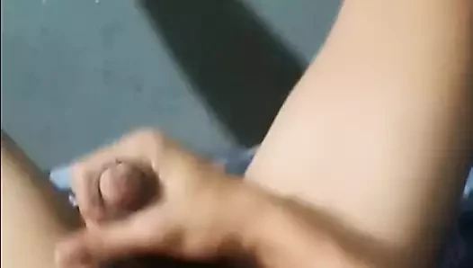 Amatir video genç oğlan garip tarzı mastürbasyon yapıyor