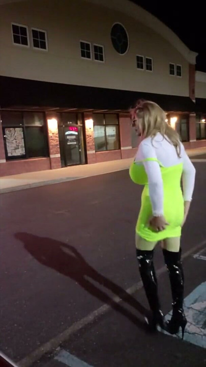 CD DeeDee Out for the Night | Clip 1