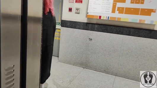 Umumi tuvalette ayakta sikişiyor domalarak sikişiyor yüze boşalma