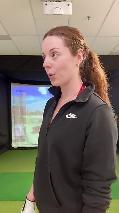 Forsøger at spille golf i en simulator med My Lush i! Prøver ikke at komme, mens jeg svinger!