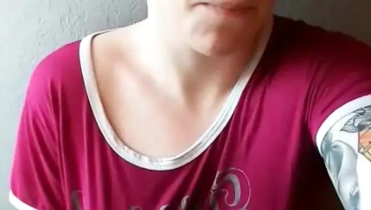 Подтянутая рыжая трет свой большой клитор и жестко кончает перед ее душем