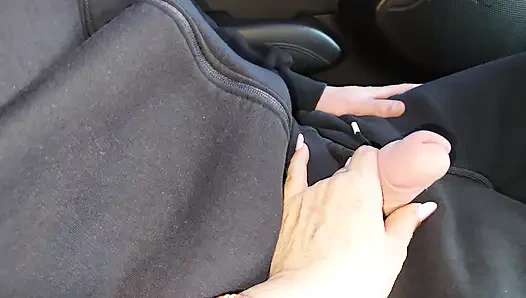 Мачеха соблазняет и соблазняет своего пасынка в настоящем любительском видео и делает ему ногами в машине, на публике