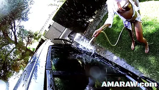 Sarışın büyük memeli orta yaşlı seksi kadın Louana Kevin'i arabada sikiyor