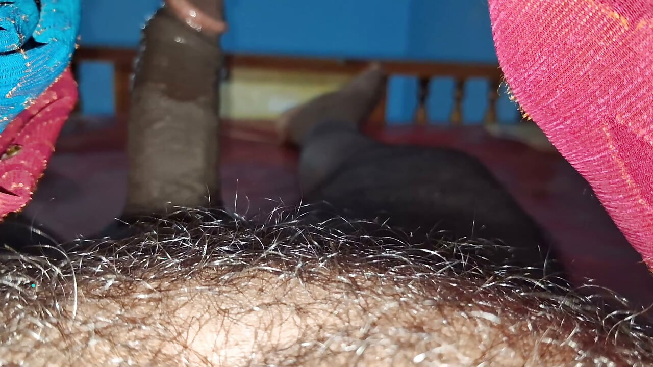 Mătușă indiancă desi tamilă în sari se fute în bluză cu fundul mare
