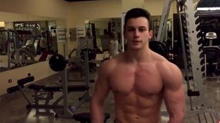 20 yaşındaki vücut geliştirmeci spor salonunda poz veriyor