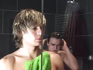 Prysznic kutas ssący z napalonym gejem