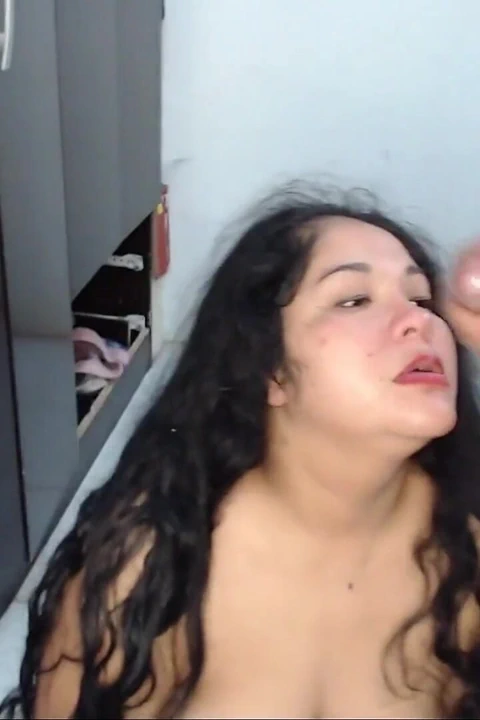 我的邻居撒尿我的脸并给我大量精液, 我喜欢吞下精液并用尿液 bdsm 洗脸