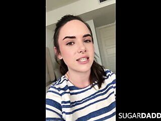 Rubia adolescente universitaria se folla a sugar daddy para evitar el desalojo