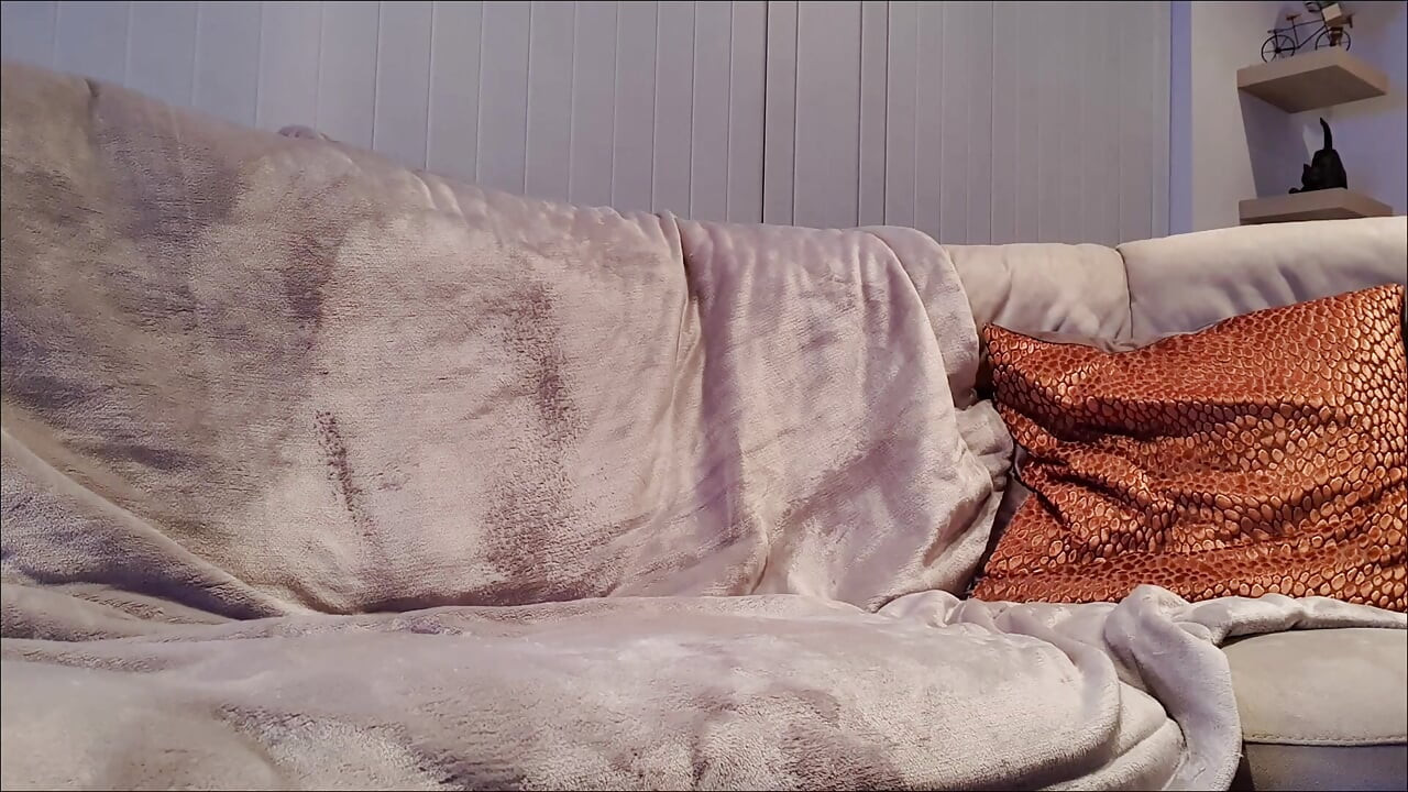 Ein bier auf der couch genießen