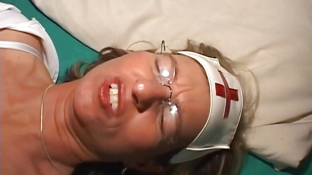 Zralá sestřička MILF bere tlustého ptáka hluboko do zadku