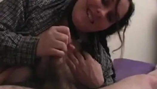Der schlafzimmer-handjob der kurvigen schönheit